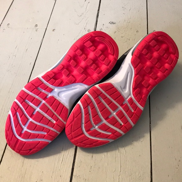 Hot pink black and white nike - Picture 4 of 4